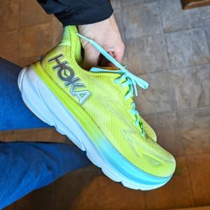 Wms Hoka Clifton 9 size 9.5